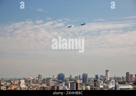 Kiew, Ukraine - 22. August 2021: Flug über die städtischen militärischen Frachtflugzeuge Antonow AN-26 während der Parade zum Unabhängigkeitstag der Ukraine. Stockfoto