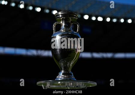 Ein Blick auf den Henri Delaunay Cup vor dem Endspiel der UEFA Euro 2024 im Olympiastadion in Berlin. Bilddatum: Sonntag, 14. Juli 2024. Stockfoto