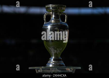 Ein Blick auf den Henri Delaunay Cup vor dem Endspiel der UEFA Euro 2024 im Olympiastadion in Berlin. Bilddatum: Sonntag, 14. Juli 2024. Stockfoto