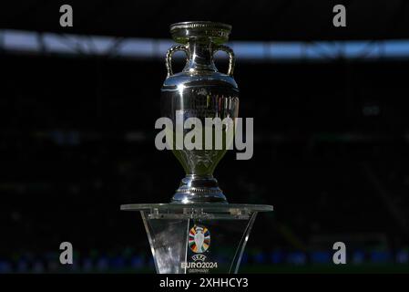 Ein Blick auf den Henri Delaunay Cup vor dem Endspiel der UEFA Euro 2024 im Olympiastadion in Berlin. Bilddatum: Sonntag, 14. Juli 2024. Stockfoto