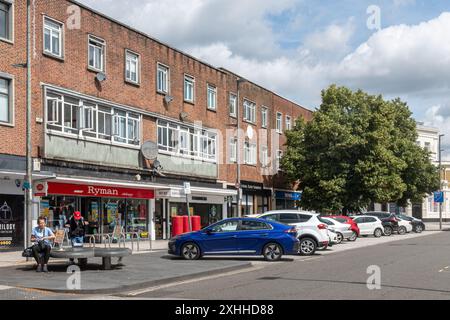 Blick auf die London Road im Stadtzentrum von Southampton mit einer Parade von Geschäften und Unternehmen, Hampshire, England, Großbritannien Stockfoto