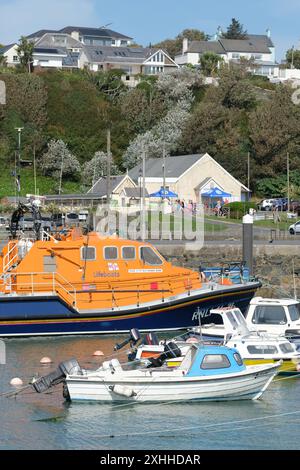 Portpatrick, Wigtownshire, Schottland geschäftige Hafenszene mit RNLI Tamar Class Rettungsboot und Freizeitbooten Stockfoto