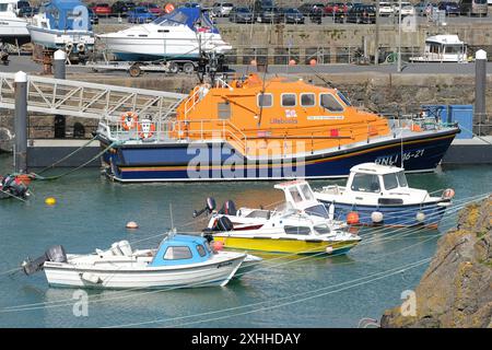 Portpatrick, Wigtownshire, Schottland geschäftige Hafenszene mit RNLI Tamar Class Rettungsboot und Freizeitbooten Stockfoto