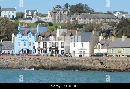 Portpatrick, Wigtownshire, Schottland - Hafenpromenade mit Cottages und Pub-Gasthäusern im August 2023 Stockfoto