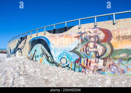 Drei Inuit Faces Wandgemälde unter dem Thema „Kommen Sie zusammen“ im Qikiqtani General Hospital in Iqaluit, Nunavut, Kanada Stockfoto