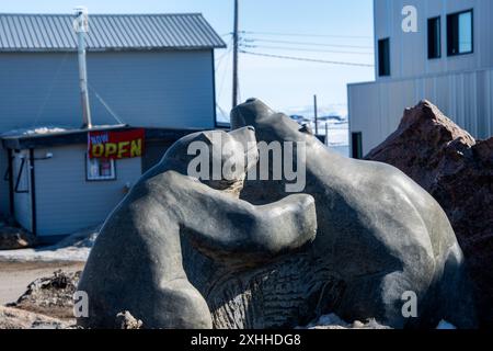 Skulptur Steinschnitzerei von Eisbären, die auf dem Queen Elizabeth Way in Iqaluit, Nunavut, Kanada spielen Stockfoto