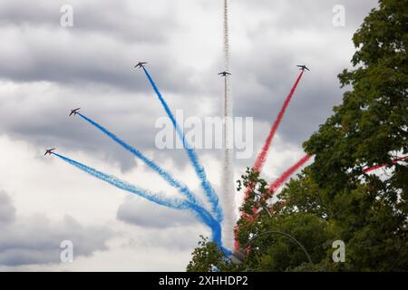 Paris, Frankreich. Juli 2024. Feierlichkeiten zum Bastille-Tag, dem französischen Nationalfeiertag am Sonntag, 14. Juli 2024, mit der Militärparade von der Avenue Foch in Anwesenheit des französischen Präsidenten Emmanuel Macron in Paris, Frankreich. Quelle: Bernard Menigault/Alamy Live News Stockfoto