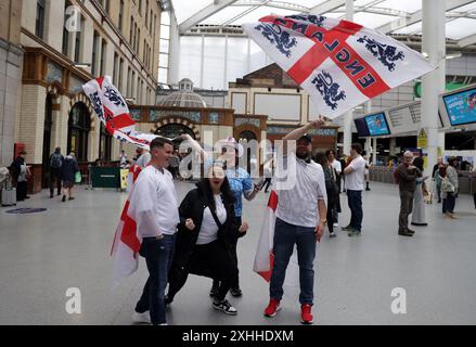 England Fans am Bahnhof Victoria, Manchester. Bilddatum: Sonntag, 14. Juli 2024. Stockfoto