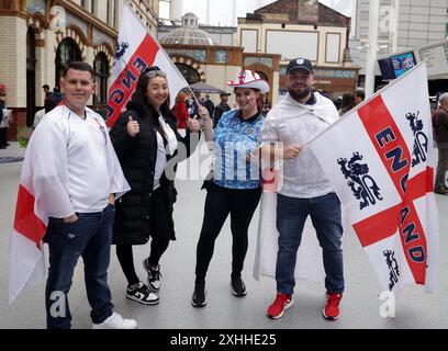 England Fans am Bahnhof Victoria, Manchester. Bilddatum: Sonntag, 14. Juli 2024. Stockfoto