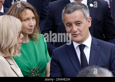 Paris, Frankreich. Juli 2024. Brigitte Macron, französischer Innenminister Gerald Darmanin und Ehefrau Rose Marie Devillers. Feierlichkeiten zum Bastille-Tag, dem französischen Nationalfeiertag am Sonntag, 14. Juli 2024, mit der Militärparade von der Avenue Foch in Anwesenheit des französischen Präsidenten Emmanuel Macron in Paris, Frankreich. Quelle: Bernard Menigault/Alamy Live News Stockfoto