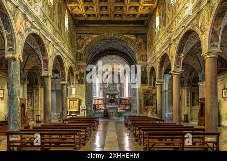 Die Bögen, die barocken Fresken, das Presbyterium und das Ziborium in der Abtei von Farfa. Fara in Sabina, Provinz Rieti, Latium, Italien, Europa Stockfoto