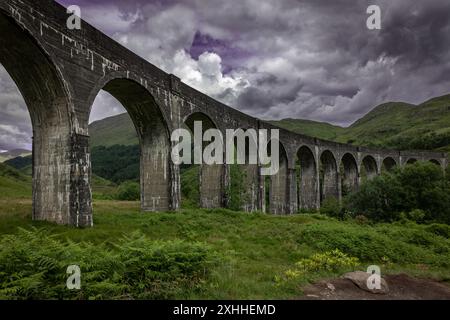 Der Glenfinnan Viaduct, ein ehemaliger Drehort von Harry Potter, ist ein Eisenbahnviadukt an der West Highland Line in Glenfinnan, Inverness-shire, Scotlan Stockfoto