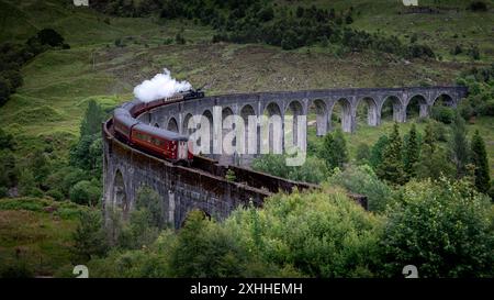 Der Glenfinnan Viaduct, ein ehemaliger Drehort von Harry Potter, ist ein Eisenbahnviadukt an der West Highland Line in Glenfinnan, Inverness-shire, Scotlan Stockfoto