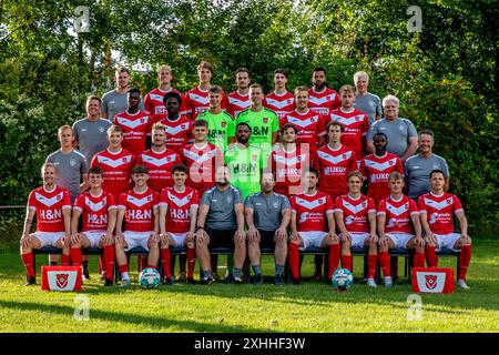 HARKEMA, NIEDERLANDE - 4. JULI: Teamphoto mit, 4e Reihe: Physiotherapeut Jaring Kloetstra von Harkemase Boys, Jaap van Dijken von Harkemase Boys, PIM Betzema von Harkemase Boys, Joris Adams von Harkemase Boys, Stefan Deuling von Harkemase Boys, Iloba Achuna von Harke de Boys, Physiotherapeut: Sportbetreuer Jack van der Heide von Harkemase Boys, Demo Koida von Harkemase Boys, Jules Boubane von Harkemase Boys, Torhüter Mark Huizenga von Harkemase Boys, Torhüter Sander de Boer von Harkemase Boys, Kian Visser von Harkemase Boys, Jolt Postma von Harkemase Boys, spor Stockfoto