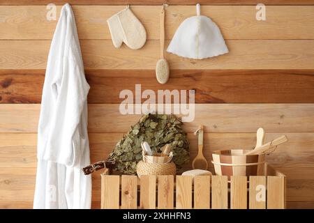 Eimer mit Wasser mit Massagebürsten auf der Theke in der Sauna Stockfoto