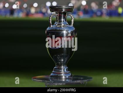 Berlin, Deutschland. Juli 2024. Die Henri Delaunay Trophy wurde an die Gewinner der Europameisterschaften verliehen, die vor dem Endspiel der UEFA-Europameisterschaften im Olympiastadion in Berlin gezeigt wurden. Der Bildnachweis sollte lauten: David Klein/Sportimage Credit: Sportimage Ltd/Alamy Live News Stockfoto