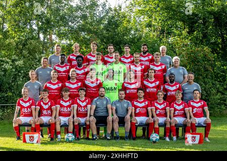 HARKEMA, NIEDERLANDE - 4. JULI: Teamphoto mit, 4e Reihe: Physiotherapeut Jaring Kloetstra von Harkemase Boys, Jaap van Dijken von Harkemase Boys, PIM Betzema von Harkemase Boys, Joris Adams von Harkemase Boys, Stefan Deuling von Harkemase Boys, Iloba Achuna von Harke de Boys, Physiotherapeut: Sportbetreuer Jack van der Heide von Harkemase Boys, Demo Koida von Harkemase Boys, Jules Boubane von Harkemase Boys, Torhüter Mark Huizenga von Harkemase Boys, Torhüter Sander de Boer von Harkemase Boys, Kian Visser von Harkemase Boys, Jolt Postma von Harkemase Boys, spor Stockfoto