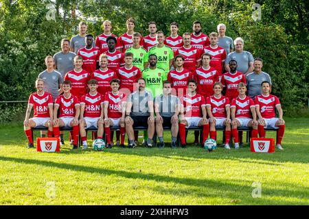 HARKEMA, NIEDERLANDE - 4. JULI: Teamphoto mit, 4e Reihe: Physiotherapeut Jaring Kloetstra von Harkemase Boys, Jaap van Dijken von Harkemase Boys, PIM Betzema von Harkemase Boys, Joris Adams von Harkemase Boys, Stefan Deuling von Harkemase Boys, Iloba Achuna von Harke de Boys, Physiotherapeut: Sportbetreuer Jack van der Heide von Harkemase Boys, Demo Koida von Harkemase Boys, Jules Boubane von Harkemase Boys, Torhüter Mark Huizenga von Harkemase Boys, Torhüter Sander de Boer von Harkemase Boys, Kian Visser von Harkemase Boys, Jolt Postma von Harkemase Boys, spor Stockfoto