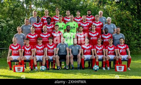 HARKEMA, NIEDERLANDE - 4. JULI: Teamphoto mit, 4e Reihe: Physiotherapeut Jaring Kloetstra von Harkemase Boys, Jaap van Dijken von Harkemase Boys, PIM Betzema von Harkemase Boys, Joris Adams von Harkemase Boys, Stefan Deuling von Harkemase Boys, Iloba Achuna von Harke de Boys, Physiotherapeut: Sportbetreuer Jack van der Heide von Harkemase Boys, Demo Koida von Harkemase Boys, Jules Boubane von Harkemase Boys, Torhüter Mark Huizenga von Harkemase Boys, Torhüter Sander de Boer von Harkemase Boys, Kian Visser von Harkemase Boys, Jolt Postma von Harkemase Boys, spor Stockfoto