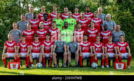 HARKEMA, NIEDERLANDE - 4. JULI: Teamphoto mit, 4e Reihe: Physiotherapeut Jaring Kloetstra von Harkemase Boys, Jaap van Dijken von Harkemase Boys, PIM Betzema von Harkemase Boys, Joris Adams von Harkemase Boys, Stefan Deuling von Harkemase Boys, Iloba Achuna von Harke de Boys, Physiotherapeut: Sportbetreuer Jack van der Heide von Harkemase Boys, Demo Koida von Harkemase Boys, Jules Boubane von Harkemase Boys, Torhüter Mark Huizenga von Harkemase Boys, Torhüter Sander de Boer von Harkemase Boys, Kian Visser von Harkemase Boys, Jolt Postma von Harkemase Boys, spor Stockfoto