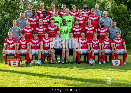 HARKEMA, NIEDERLANDE - 4. JULI: Teamphoto mit, 4e Reihe: Physiotherapeut Jaring Kloetstra von Harkemase Boys, Jaap van Dijken von Harkemase Boys, PIM Betzema von Harkemase Boys, Joris Adams von Harkemase Boys, Stefan Deuling von Harkemase Boys, Iloba Achuna von Harke de Boys, Physiotherapeut: Sportbetreuer Jack van der Heide von Harkemase Boys, Demo Koida von Harkemase Boys, Jules Boubane von Harkemase Boys, Torhüter Mark Huizenga von Harkemase Boys, Torhüter Sander de Boer von Harkemase Boys, Kian Visser von Harkemase Boys, Jolt Postma von Harkemase Boys, spor Stockfoto