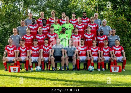 HARKEMA, NIEDERLANDE - 4. JULI: Teamphoto mit, 4e Reihe: Physiotherapeut Jaring Kloetstra von Harkemase Boys, Jaap van Dijken von Harkemase Boys, PIM Betzema von Harkemase Boys, Joris Adams von Harkemase Boys, Stefan Deuling von Harkemase Boys, Iloba Achuna von Harke de Boys, Physiotherapeut: Sportbetreuer Jack van der Heide von Harkemase Boys, Demo Koida von Harkemase Boys, Jules Boubane von Harkemase Boys, Torhüter Mark Huizenga von Harkemase Boys, Torhüter Sander de Boer von Harkemase Boys, Kian Visser von Harkemase Boys, Jolt Postma von Harkemase Boys, spor Stockfoto