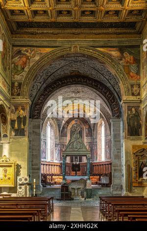 Der reich verzierte Bogen im barocken Stil, der das Mittelschiff vom Presbyterium, dem Ziborium und der Apsis trennt. Farfa Abbey, Fara in Sabina Stockfoto