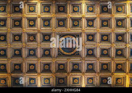 Die Kassettendecke, die das Mittelschiff bedeckt, aus geschnitztem, bemaltem und vergoldetem Holz. Farfa Abbey, Fara in Sabina, Provinz Rieti, Latium, Italien Stockfoto