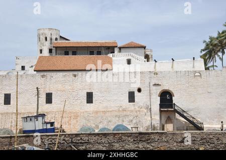 Cape Coast Castle, Cape Coast, Ghana. Die Cape Coast Castle (Schwedisch Carolusborg) ist eine von etwa vierzig „Sklavenburgen“ oder großen kommerziellen Festungen, bui Stockfoto