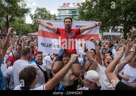 Die Straßen Berlins waren am 14. Juli 2024 voller Aufregung, als Fans aus Spanien und England sich festlich vor dem Finale der UEFA Euro 2024 versammelten. Die lebhaften Feierlichkeiten fanden am Breitscheidplatz und rund um das Olympiastadion statt, wo das sehnsüchtig erwartete Spiel den diesjährigen Europameister bestimmen wird. Die Fans beider Teams, die in ihren Nationalfarben drapiert waren, sangen und tanzten. Spanische Fans, bekannt für ihre leidenschaftliche Unterstützung, brachten mit „Vamos España!“ eine lebhafte Atmosphäre ein. Chöre, die durch die Menge klingen. Englische Fans, ebenso aufrichtig, reagierten mit Darstellungen von Stockfoto