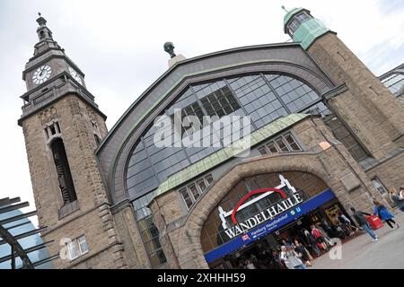 Eingang zur Wandelhalle im Hauptbahnhof Hamburg. Eingang zur Wandelhalle im Hauptbahnhof Hamburg. Hamburg Hamburg Deutschland *** Eintritt zur Wandelhalle am Hamburger Hauptbahnhof Eingang zur Wandelhalle am Hamburger Hauptbahnhof Hamburg Hamburg Deutschland Stockfoto