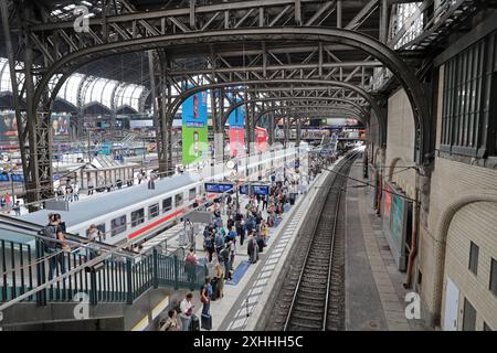 Bahnreisende warten auf dem Bahnsteig im Hauptbahnhof Hamburg. Bahnreisende warten auf dem Bahnsteig im Hauptbahnhof Hamburg. Hamburg Hamburg Deutschland *** Bahnpassagiere warten auf dem Bahnsteig am Hamburger Hauptbahnhof Bahnpassagiere warten auf dem Bahnsteig am Hamburger Hauptbahnhof Hamburg Hamburg Deutschland Stockfoto