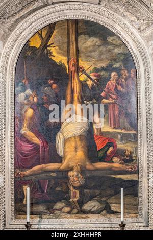 Kapelle der Heiligen Peter und Paulus, der Altar auf dem Altar zeigt die Kreuzigung von St. Peter. Fara in Sabina, Provinz Rieti, Latium Stockfoto