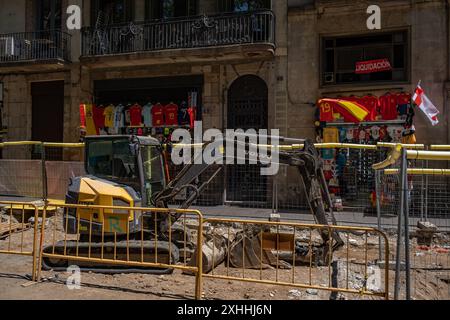 Barcelona, Spanien. Juli 2024. Souvenirläden sind von den Sanierungsarbeiten an der Rambla betroffen. Die zweite Phase des Umbaus der beliebten Rambla in Barcelona hat erhebliche Auswirkungen auf die Mobilität von Menschen, Touristen und Fahrzeugen sowie auf Geschäfte und Restaurants. Die Arbeiten werden voraussichtlich im Januar 2027 abgeschlossen sein. (Foto: Paco Freire/SOPA Images/SIPA USA) Credit: SIPA USA/Alamy Live News Stockfoto