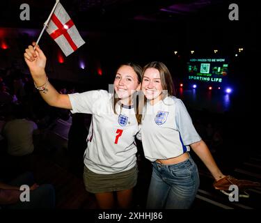 LONDON, VEREINIGTES KÖNIGREICH. 14. Juli 24. Die Fans genießen heute Abend das Finale der Euro 2024. Bilder, die während des Euro 24 Final England vs Spanien aufgenommen wurden - 4TheFans Fan Park in Hackney im 4TheFans Fan Park in Hackney am Sonntag, den 14. Juli 2024. LONDON ENGLAND. Quelle: Taka G Wu/Alamy Live News für 4TheFans Fan Park in Hackney Stockfoto