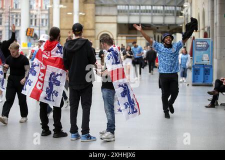 England Fans am Bahnhof Victoria, Manchester. Bilddatum: Sonntag, 14. Juli 2024. Stockfoto