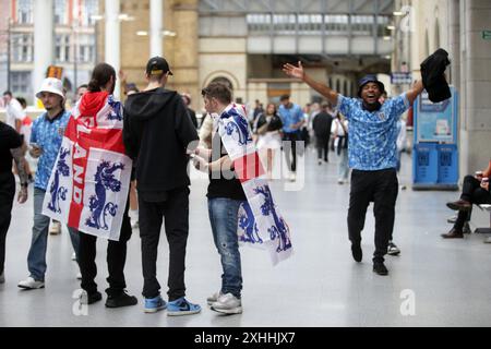 England Fans am Bahnhof Victoria, Manchester. Bilddatum: Sonntag, 14. Juli 2024. Stockfoto