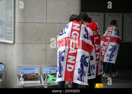 England Fans am Bahnhof Victoria, Manchester. Bilddatum: Sonntag, 14. Juli 2024. Stockfoto