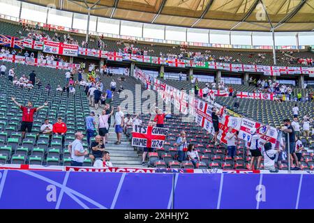 Berlin, Deutschland. Juli 2024. Allgemeine Ansicht im Inneren des Stadions, Fans mit Flaggen beim Finale der UEFA Euro 2024 Spanien gegen England im Olympiastadion, Berlin, Deutschland am 14. Juli 2024 Credit: Every Second Media/Alamy Live News Stockfoto