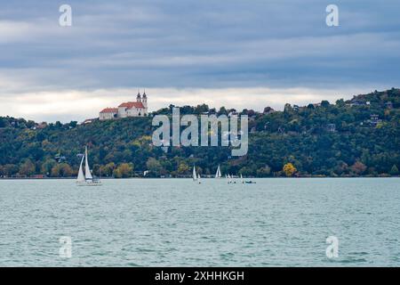 Segelschiff auf dem Balaton mit einem bewölkten Herbsthimmel im Hintergrund Stockfoto