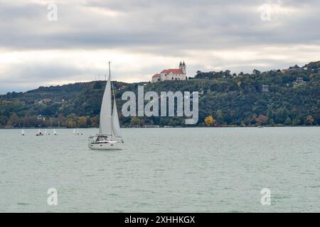 Segelschiff auf dem Balaton mit einem bewölkten Herbsthimmel im Hintergrund Stockfoto