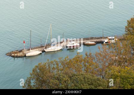 Vertäute Schiffe auf dem Balaton im Hafen von Tihany von oben Stockfoto