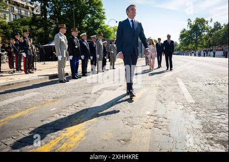 Paris, Frankreich. Juli 2024. Der französische Präsident Emmanuel Macron, die französische Staatssekretärin für Veteranen und Gedächtnis Patricia Miralles, der französische Armeeminister Sebastien Lecornu, der französische Premierminister Gabriel Attal, der am 14. Juli 2024 an der Parade zum Bastille-Tag entlang der Avenue Foch auf dem Place Marechal de Lattre de Tassigny in Paris teilnahm. Foto: Eric Tschaen/Pool/ABACAPRESS. COM Credit: Abaca Press/Alamy Live News Stockfoto