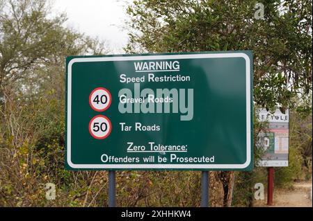 Straßenschild mit Geschwindigkeitsbegrenzungen am Eingang des Kruger-Nationalparks, Südafrika Stockfoto