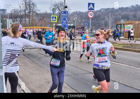 7. April 2024: Moskau, Russland: Traditionelles 5-km-Rennen im Luschniki-Stadion. Die Zuschauerin begrüßt Pawel Krysanov, Amateursportlerin Stockfoto