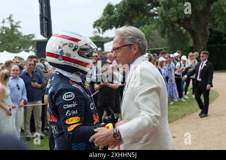 Goodwood, West Sussex, Großbritannien, 14. Juli 2024. Der Duke of Richmond begrüßt Christian Horner, den Chef des Red Bull Racing beim Goodwood Festival of Speed – „Horseless to Hybrid – Revolutions in Power“ in Goodwood, West Sussex, Großbritannien. © Malcolm Greig/Alamy Live News Stockfoto