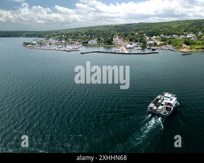 Aus der Vogelperspektive der Madeline Island Ferry, die sich an einem Sommertag auf den Apostle Islands dem Hafen in Bayfield, Wisconsin, nähert Stockfoto