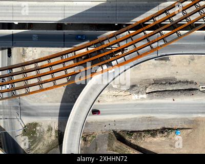 Blick auf eine Stahlkonstruktion für einen im Bau befindlichen Autobahnkreuz in San Antonio, Texas 1604 und interstate 10 Stockfoto