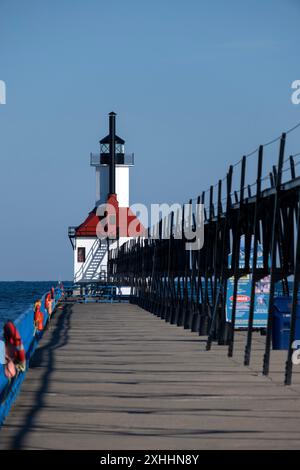 Blick auf den Leuchtturm des Saint Joseph North Pier am Lake Michigan an einem Tag mit blauem Himmel Stockfoto