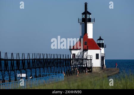 Blick auf den Leuchtturm des Saint Joseph North Pier am Lake Michigan an einem Tag mit blauem Himmel Stockfoto